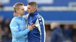 우크라 출신 EPL 선수 진첸코와 미콜렌코, 국가 들으며 눈물의 포옹