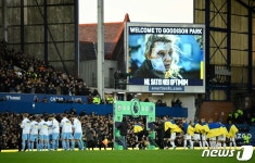 우크라 출신 EPL 선수 진첸코와 미콜렌코, 국가 들으며 눈물의 포옹(종합)