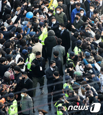 부산 시민들과 인사하는 이재명 후보