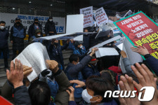 CJ대한통운 본사 점거 농성 마치고 건물 나오는 택배노조