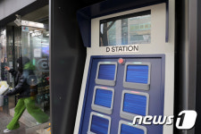 편의점에 설치된 전기 오토바이 배터리 교환형 스테이션