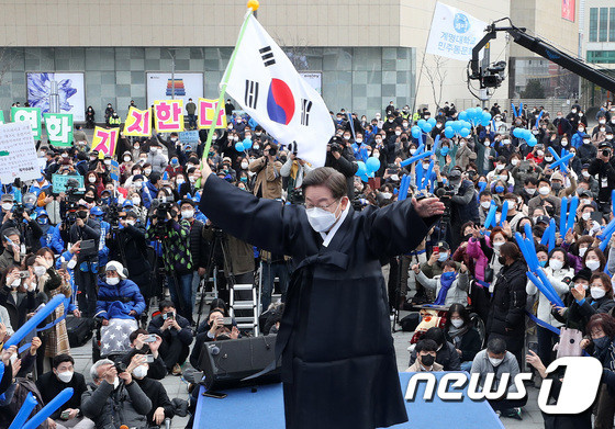이재명 후보, 이준석 후보와 격돌…대선 D-10, 수도권 유권자 공략전 전개