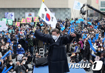 이재명 후보, 이준석 후보와 격돌…대선 D-10, 수도권 유권자 공략전 전개