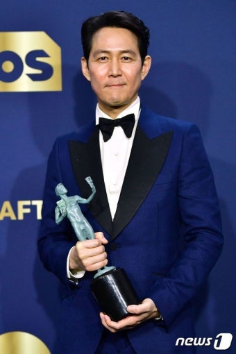 이정재 '미 배우조합상 남우주연상 수상'