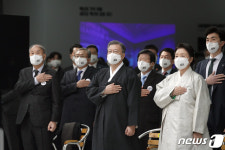 文대통령 日, 이웃나라 상처 공감할 때 신뢰받아…대화의 문 열어둘 것