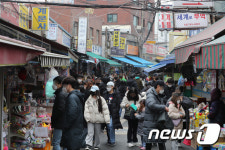 입학 앞두고 붐비는 창신동 문구완구시장