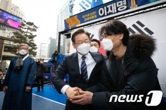 이재명 대선후보 '박혁권 배우와'