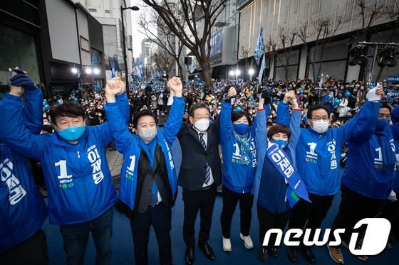이재명 유세 현장에서 온열 질환 의심 환자 5명 발생, 방탄유리 확대 논란 뜨거워져