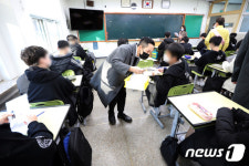 코로나19 신속항원검사 키트 받는 학생들