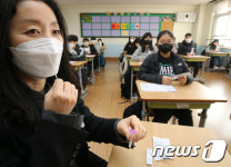학생들에게 자가진단키트 교육