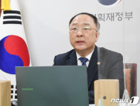 홍남기 올해 미용의료·법률광고 등 한걸음모델 선정