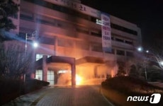 토지수용 보상 불만 군포시청 현관에 불 지른 70대