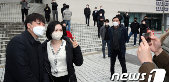 광주 2030 유권자와 기념사진 찍는 이준석 대표