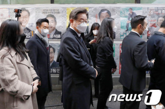 이재명 대선후보 '사전투표 하러 많이 오셨네요'