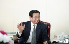 정동인 전 전남도교육감, 교육사 자료 1732점 기증