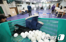 탁구장에 마련된 사전투표소