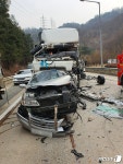 남해고속道 창원2터널 출구서 3중 추돌…운전자 2명 경상