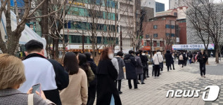 신촌동 사전투표소에 긴 줄 선 유권자들