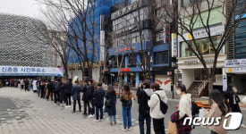 높은 사전투표율... 신촌동 사전투표소에 긴줄 선 유권자