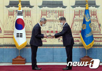 문대통령, 추원훈 주엘살바도르 대사 신임장 수여