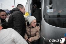 가족 찾는 우크라 피란민