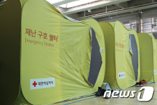 울진 국민체육센터에 설치된 이재민 재난 구호 쉘터