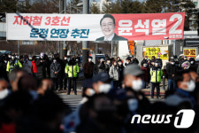 교차로에 멈춰 연설 듣는 시민들