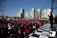 파주 운정 신도시 찾아 지지 호소하는 윤석열 후보
