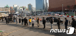 붐비는 선별진료소