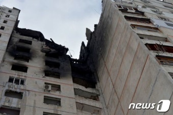 러시아 군 포격에 불 탄 우크라 하르키우의 건물