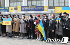 기념사진 촬영하는 주한 우크라이나 대사-한국외대 학생들
