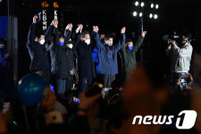 이재명 초등학교 동창들과 함께