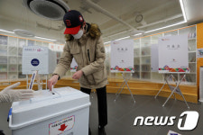 북카페에 마련된 투표소 찾은 유권자