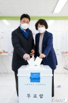 엄태준 이천시장 부부 9일 오전 9시에 한표 행사