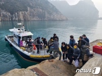 홍도 주민들 투표하러 왔습니다