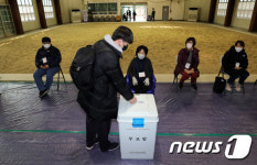 실내씨름장에 마련된 투표소