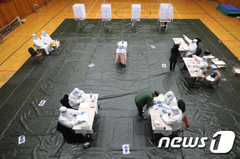 '차근차근 침착하게' 코로나19 확진·격리 유권자 투표