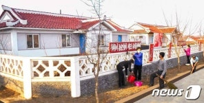 정돈된 북한 농장 마을…자기 마을 관리 위해 노력