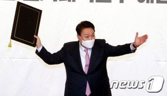 당선증 손에 든 윤석열 대통령 당선인
