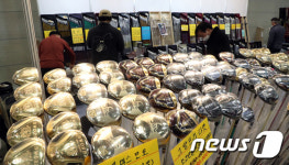 골프용품 살펴보는 시민들