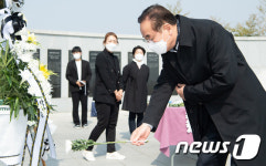 인동 3·12 독립만세운동 기념탑에 헌화하는 장세용 구미시장
