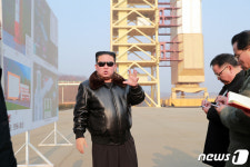 [노동신문 사진]항공점퍼 3개나 장만한 김정은… 우주개발 2R