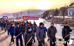 북한 농민들 쌀로써 사회주의를 지키자