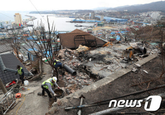 복구작업 한창인 강원 산불 피해 현장