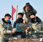 주체농법 학습 중인 북한 천리마구역 강선협동농장 농장원들