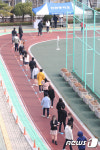 학교 운동장에 펼쳐진 PCR 검사 대기줄