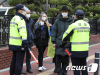 러시아대사관으로 이동하던 중 경찰에 제지당하는 주한 우크라이나인들