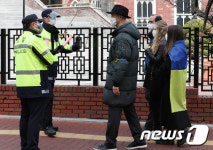 러시아 대사관 앞에서 막힌 주한 우크라이나인들