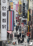 거리두기 완화 전망…북적이는 명동 거리