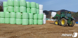 전국 한우 농민들, 산불피해 울진 축산농가에 볏짚사료 보내